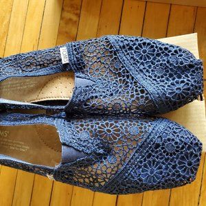 Tom Crochet Shoes Lightly Worn Sz 9. Dark Blue